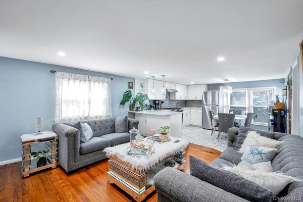 229 W MONTAUK HWY TRLR 87A, HAMPTON BAYS, NY 11946 - Image c81021d12d67b50fef152ed2d41b2d72/851277490