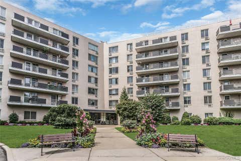Condo For Sale - 135 Post Avenue #6B<br/> Westbury, NY 11590