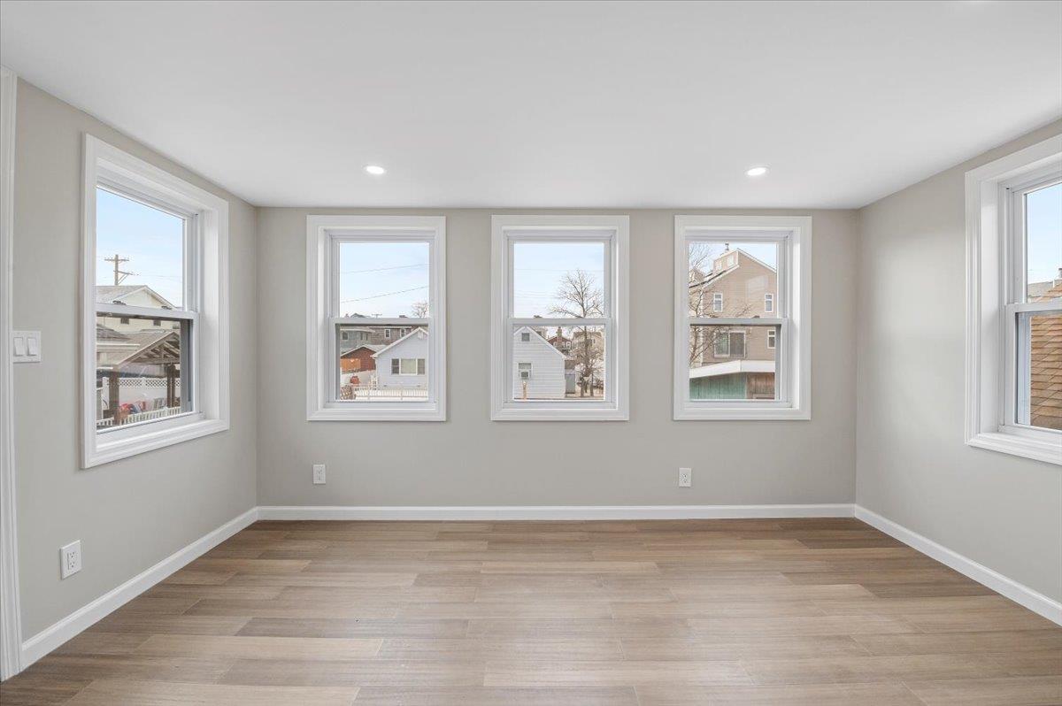 New York, New York 11693, United States, 3 Bedrooms Bedrooms, ,2 BathroomsBathrooms,Residential,Active,87477