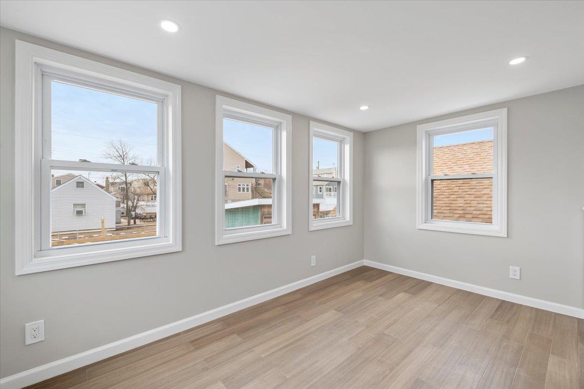 New York, New York 11693, United States, 3 Bedrooms Bedrooms, ,2 BathroomsBathrooms,Residential,Active,87477