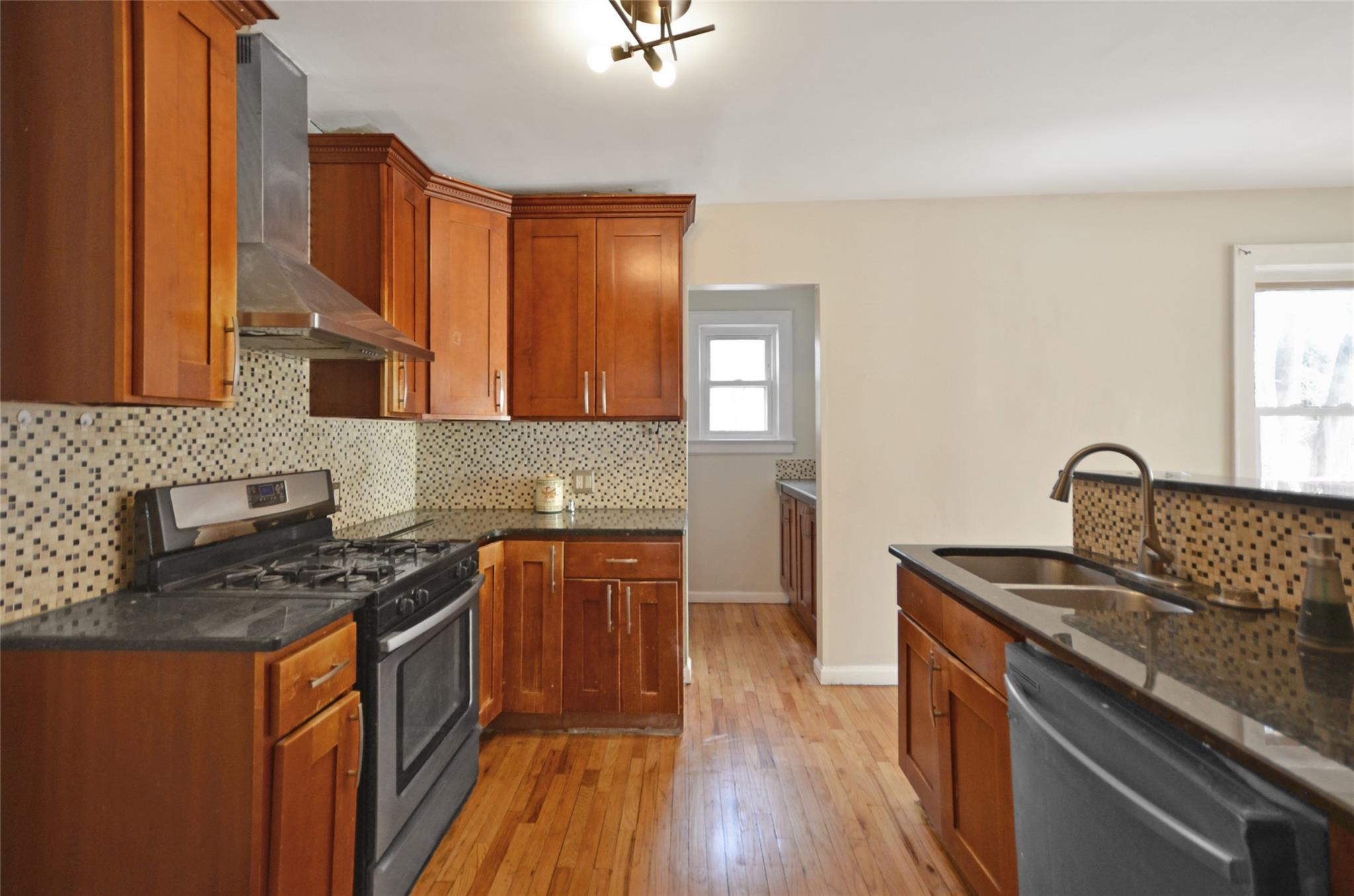 Bushey Avenue, Yonkers, New York - 3 Bedrooms  
2 Bathrooms  
5 Rooms - 