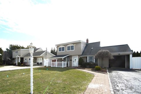 32 Needle Lane Levittown NY 11756