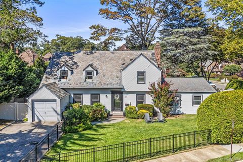 Photo of 411 Demott Avenue, Rockville Centre, NY 11570 (MLS # 903957)