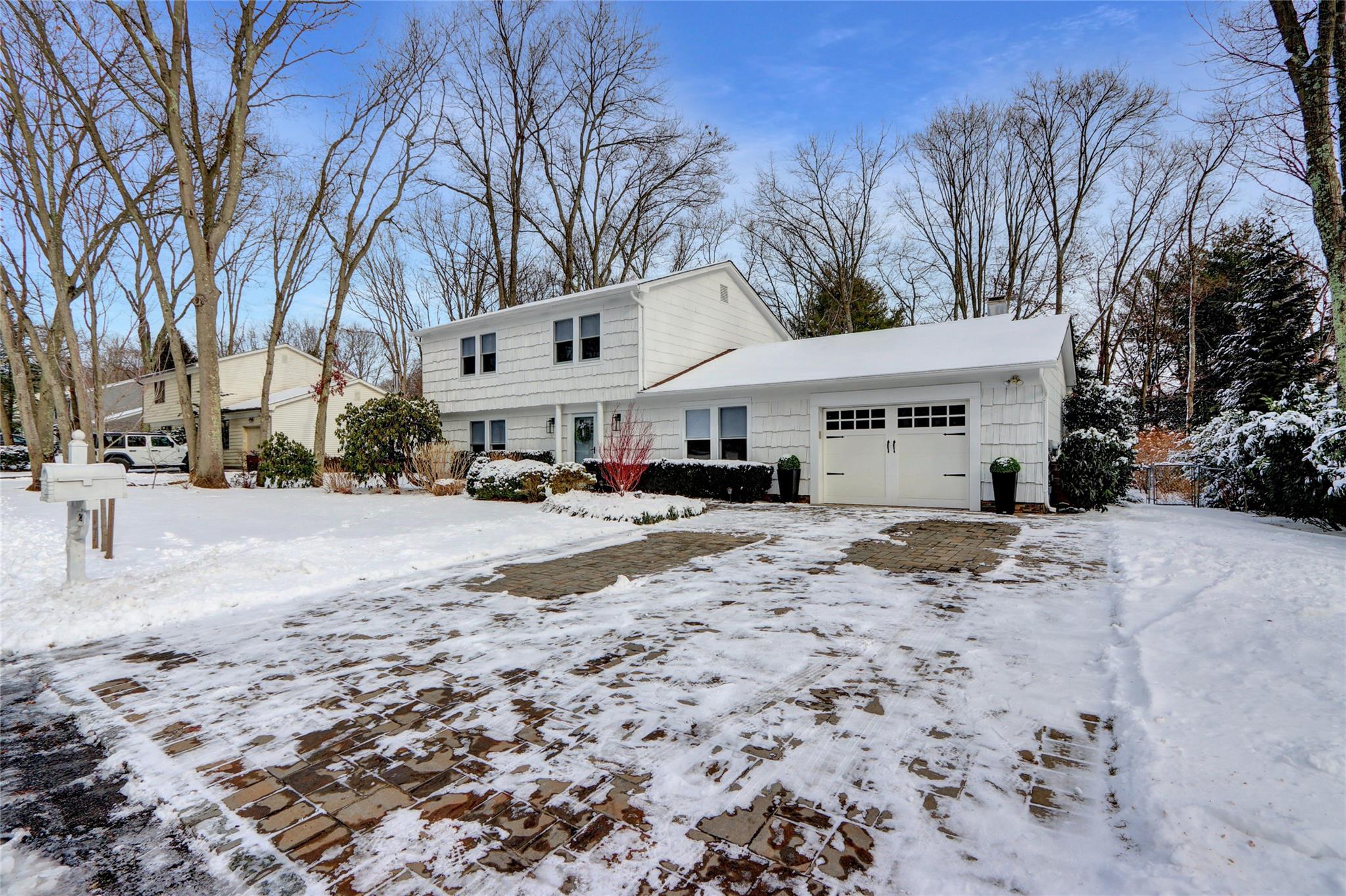 24 Long Acre Lane, Dix Hills, New York image 2