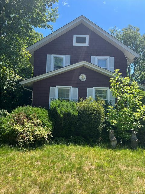 Homes For Sale - 27 Wellington Place<br/> Amityville, NY 11701