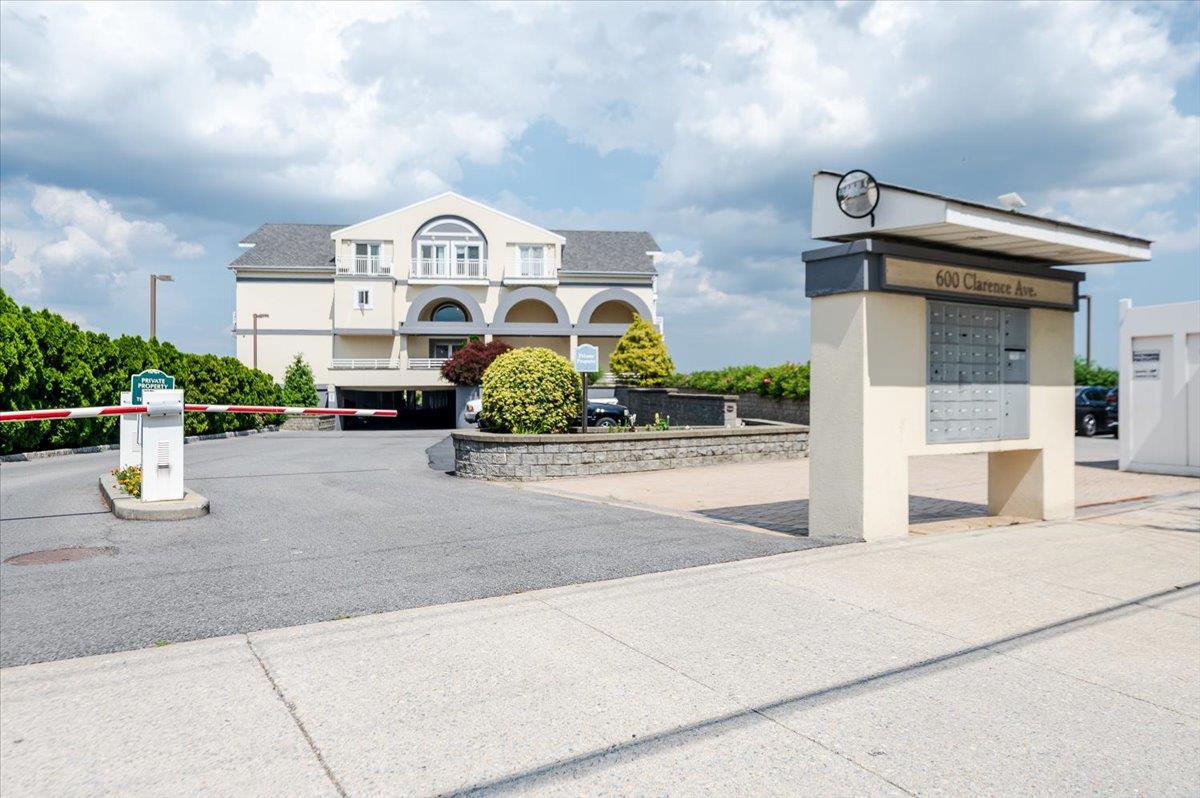 600 Clarence Avenue 1J