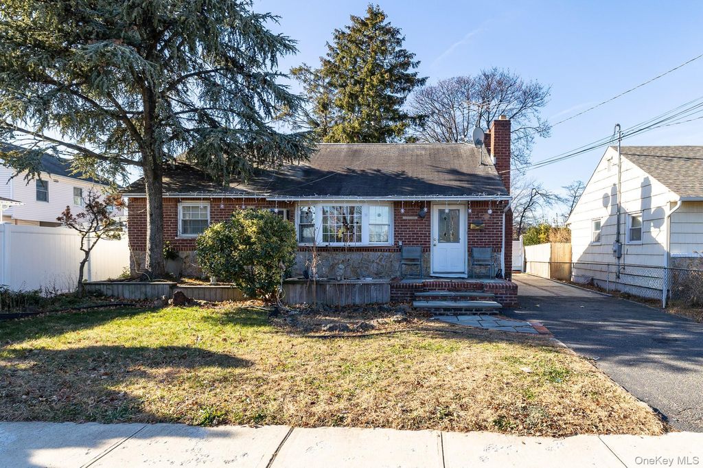 Photo of 5 Gardner Avenue, Hicksville, NY 11801 (MLS # 942962)