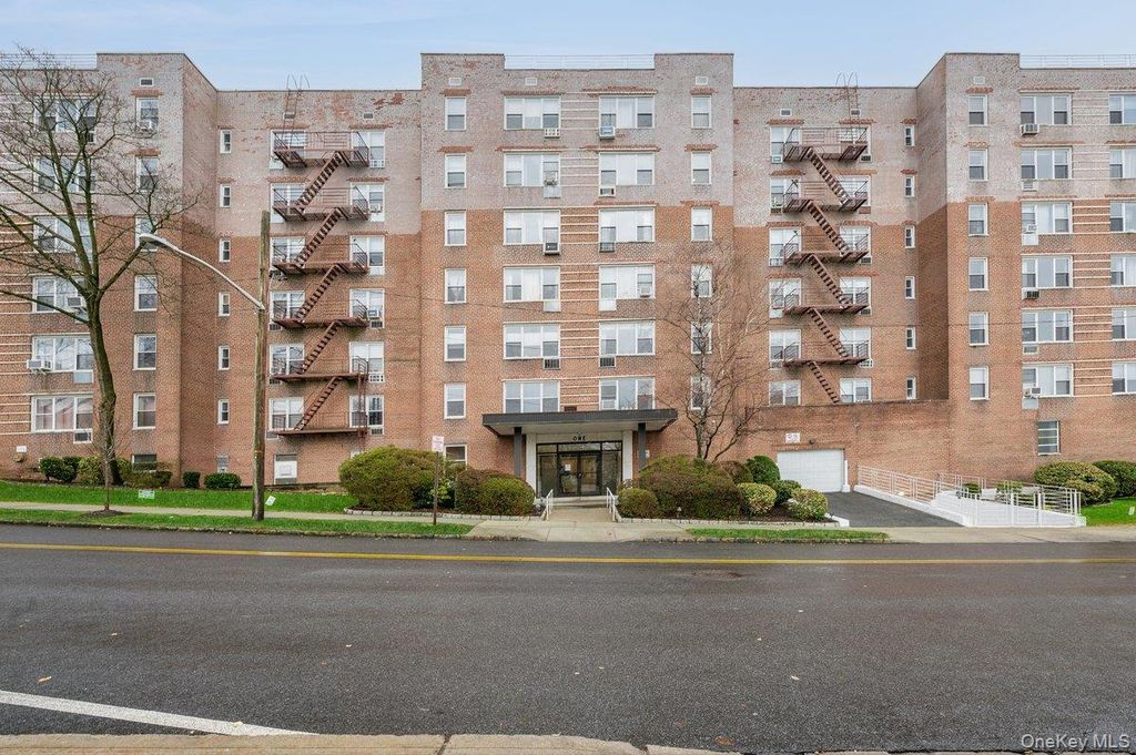 Photo of 1 Oakridge Place #1G, Eastchester, NY 10709 (MLS # 971252)