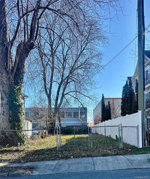 Photo of 25 Minerva Place, White Plains, NY 10601 (MLS # 943404)