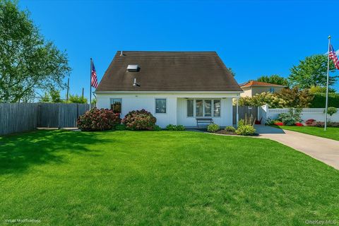 Photo of 31 Parente Lane N, Island Park, NY 11558 (MLS # 921588)