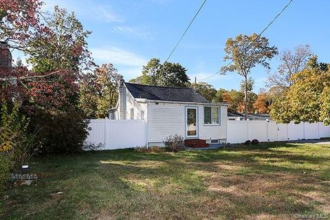 Photo of 44 Orchard Street, Hauppauge, NY 11788 (MLS # 926780)
