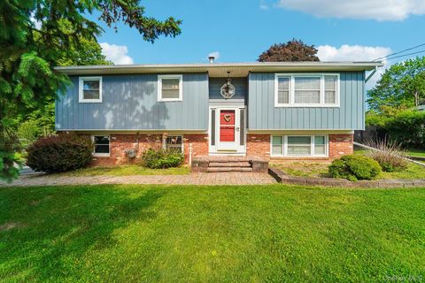Homes For Sale - 28 Park Hill Drive<br/> New Windsor, NY 12553
