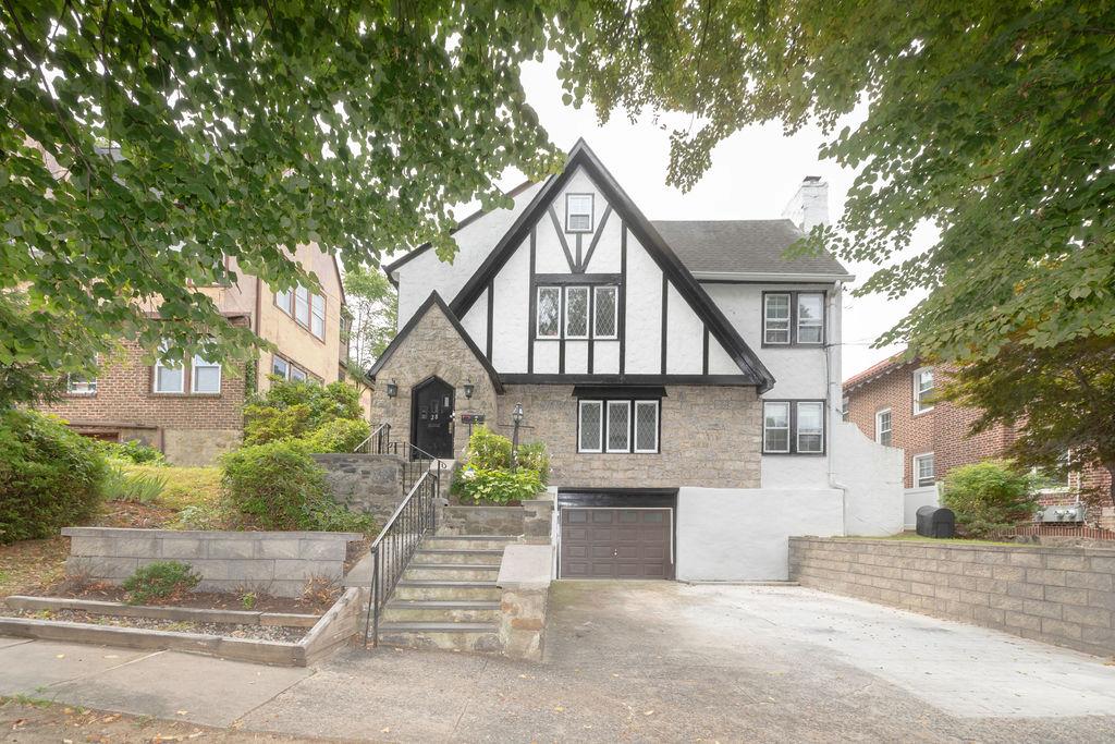 W Devonia Avenue, Mount Vernon, New York - 3 Bedrooms  
2 Bathrooms  
8 Rooms - 