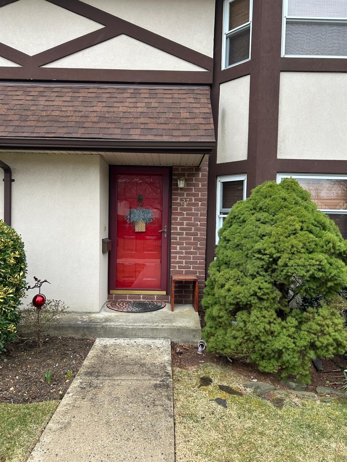 27 Woodcreek Court, Deer Park, New York image 1