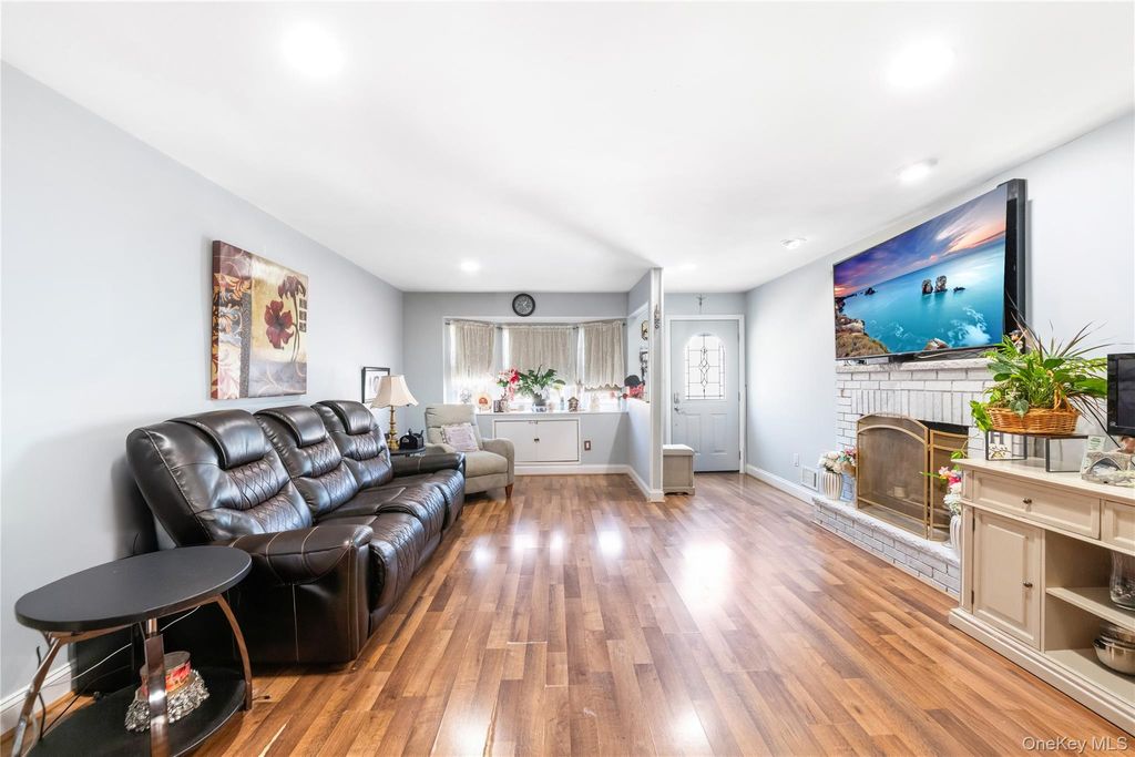 Photo of 588 Yetman Avenue, Staten Island, NY 10307 (MLS # 957734)