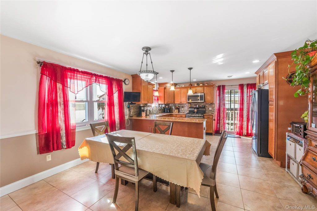 Photo of 588 Yetman Avenue, Staten Island, NY 10307 (MLS # 957734)