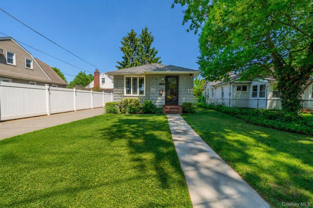 Photo of 26209 E Williston Avenue, Floral Park, NY 11001 (MLS # 1003182)