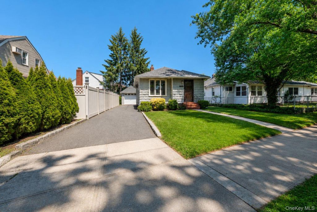 Photo of 26209 E Williston Avenue, Floral Park, NY 11001 (MLS # 1003182)