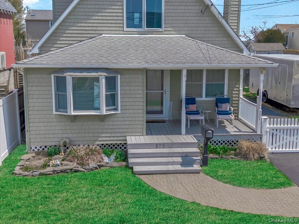 Photo of 171 Annuskemunnica Road, Babylon, NY 11702 (MLS # 992182)