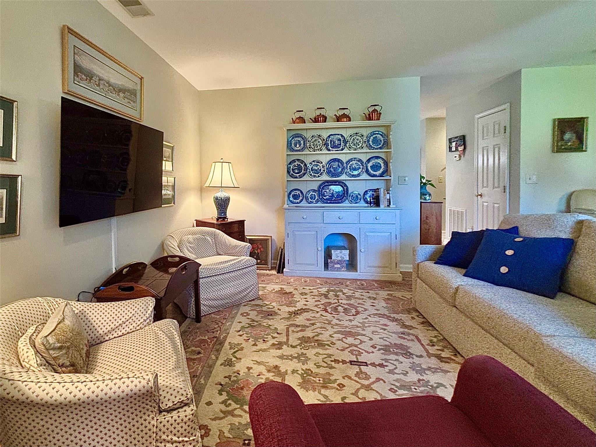 Rhinebeck, New York 12572, United States, 2 Bedrooms Bedrooms, ,3 BathroomsBathrooms,Residential,Pending,182212