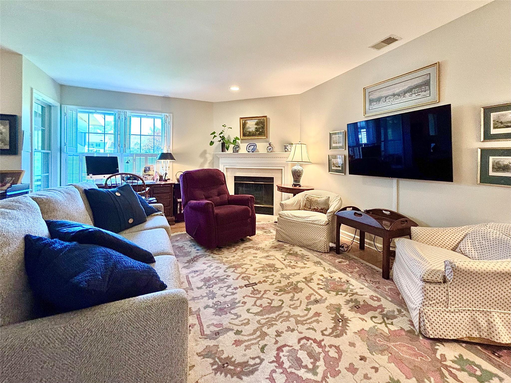 Rhinebeck, New York 12572, United States, 2 Bedrooms Bedrooms, ,3 BathroomsBathrooms,Residential,Pending,182212