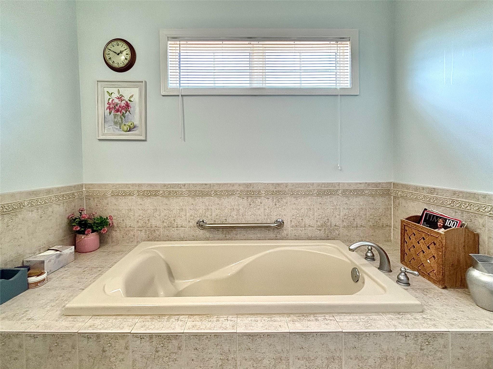 Rhinebeck, New York 12572, United States, 2 Bedrooms Bedrooms, ,3 BathroomsBathrooms,Residential,Pending,182212