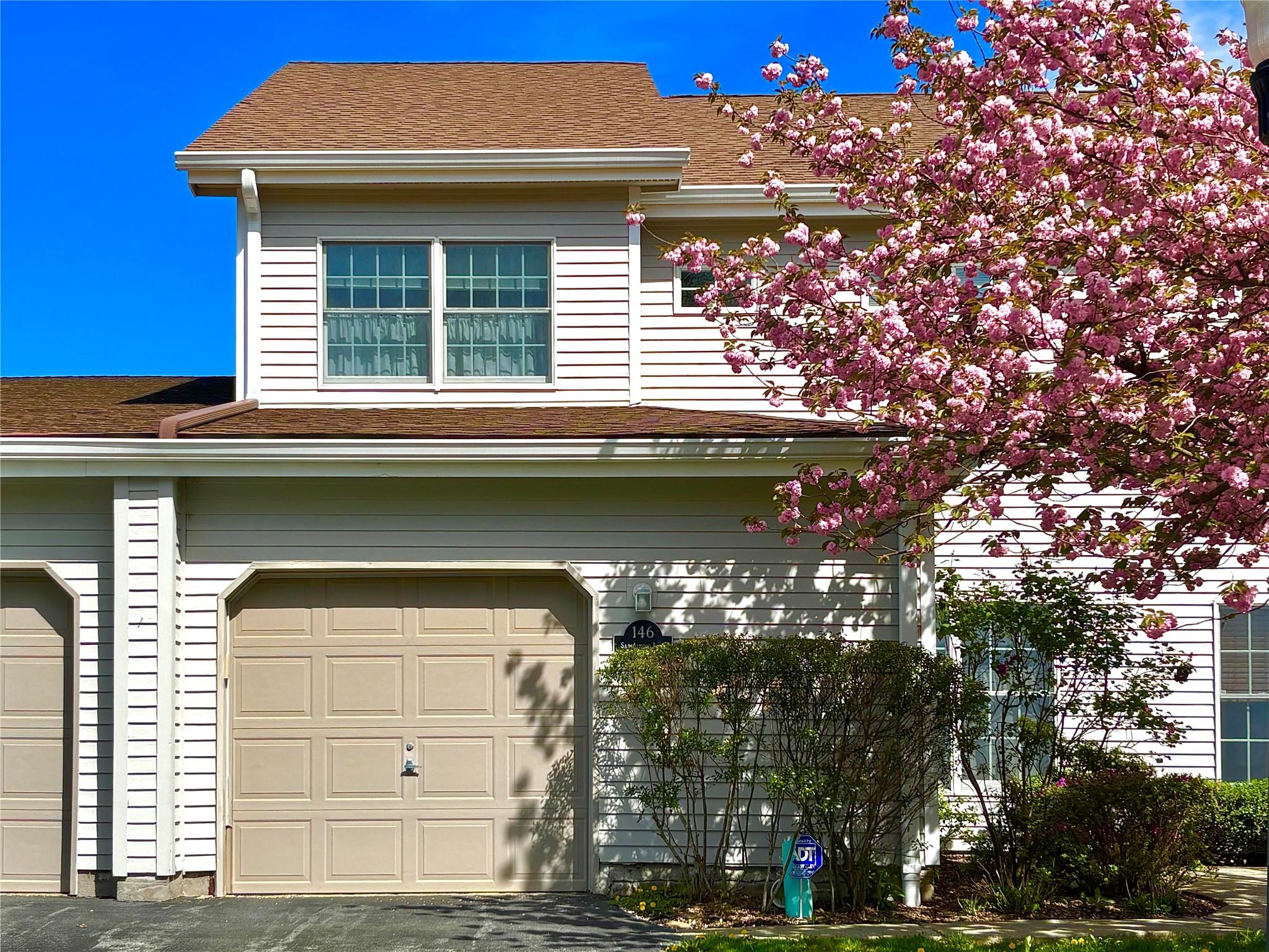 Sandalwood Lane, Rhinebeck, New York - 2 Bedrooms  
3 Bathrooms  
6 Rooms - 