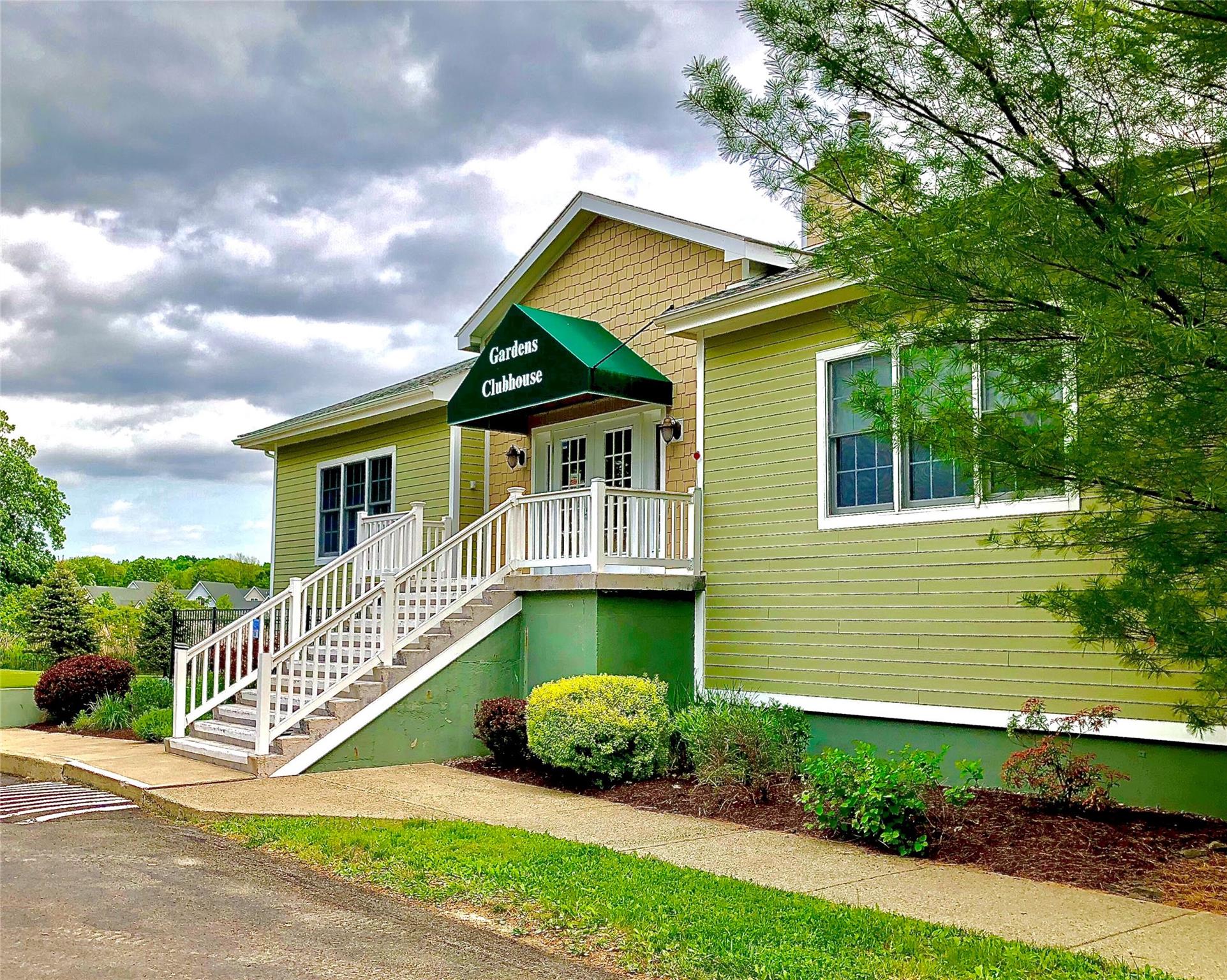 Rhinebeck, New York 12572, United States, 2 Bedrooms Bedrooms, ,3 BathroomsBathrooms,Residential,Pending,182212