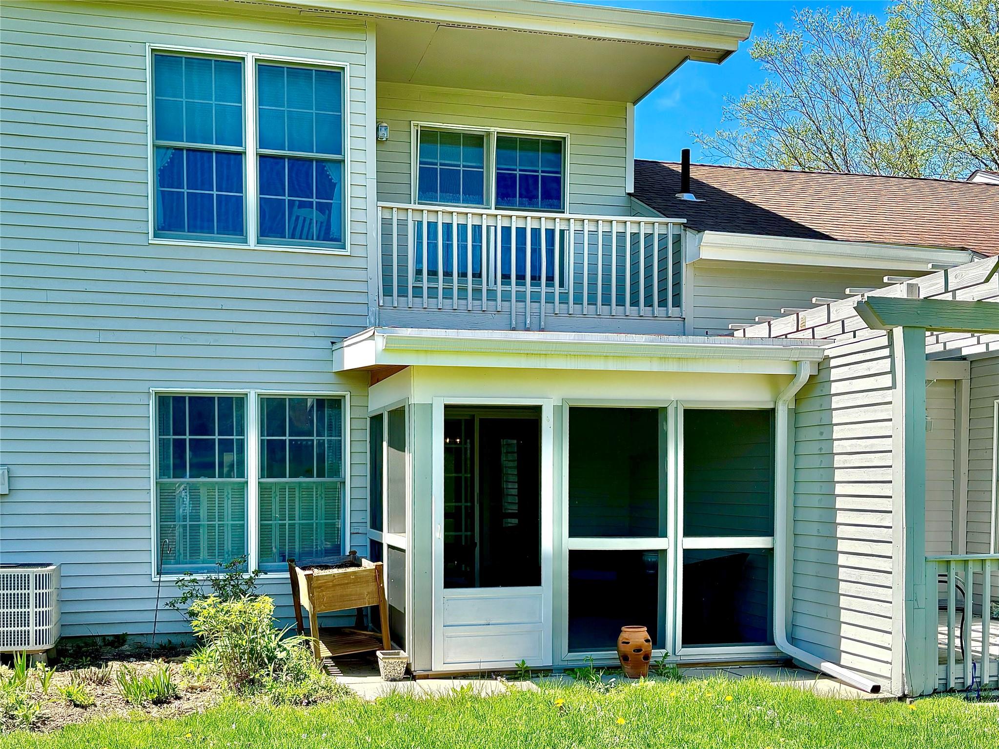 Rhinebeck, New York 12572, United States, 2 Bedrooms Bedrooms, ,3 BathroomsBathrooms,Residential,Pending,182212