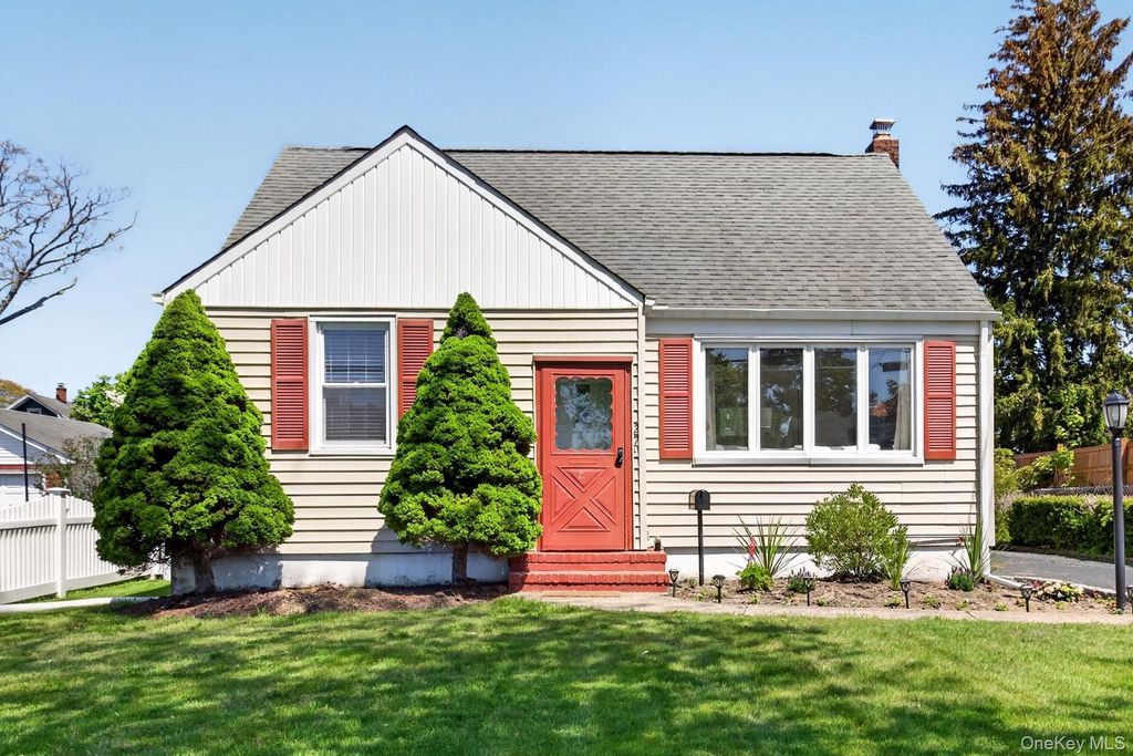 Photo of 27 Spruce Street, Islip, NY 11751 (MLS # 997266)