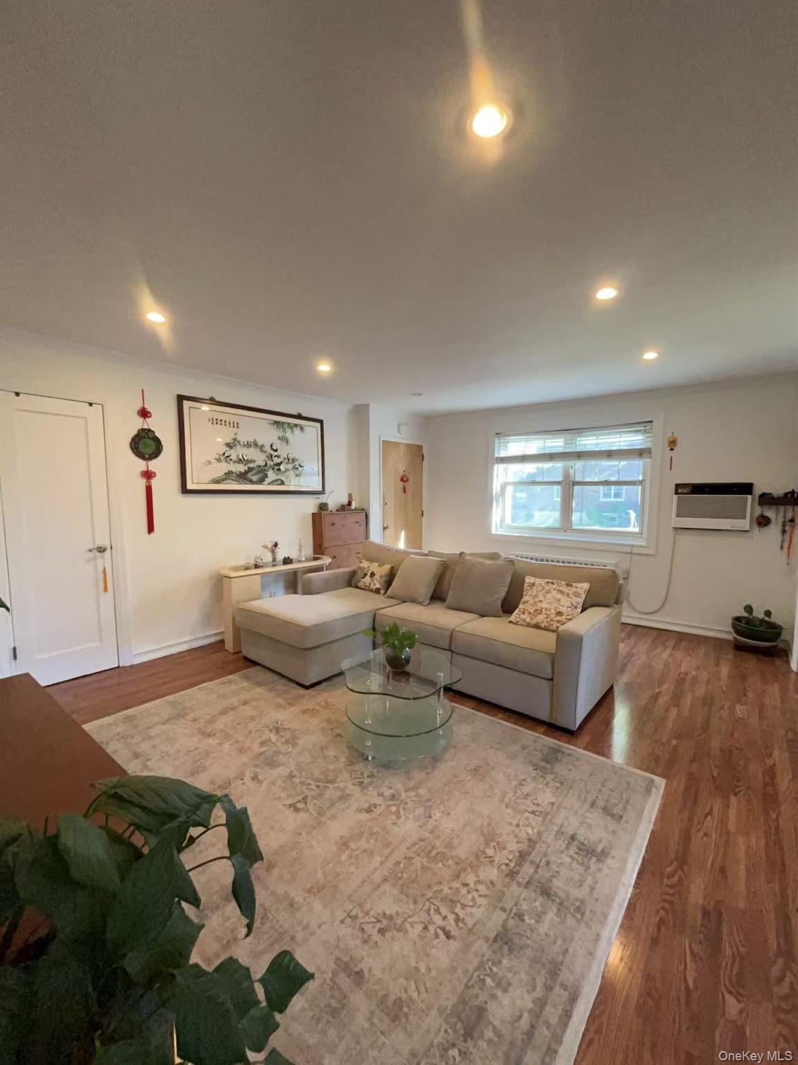 255-10 61st Avenue 907