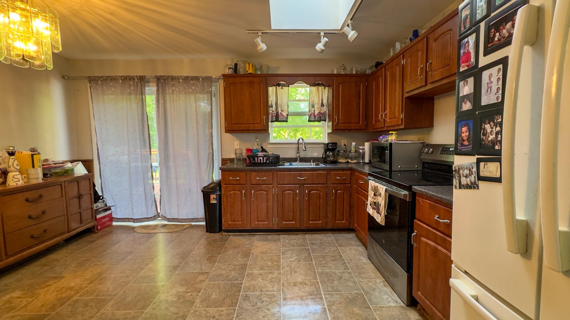 23 Kingsland Avenue, Shirley, New York image 4