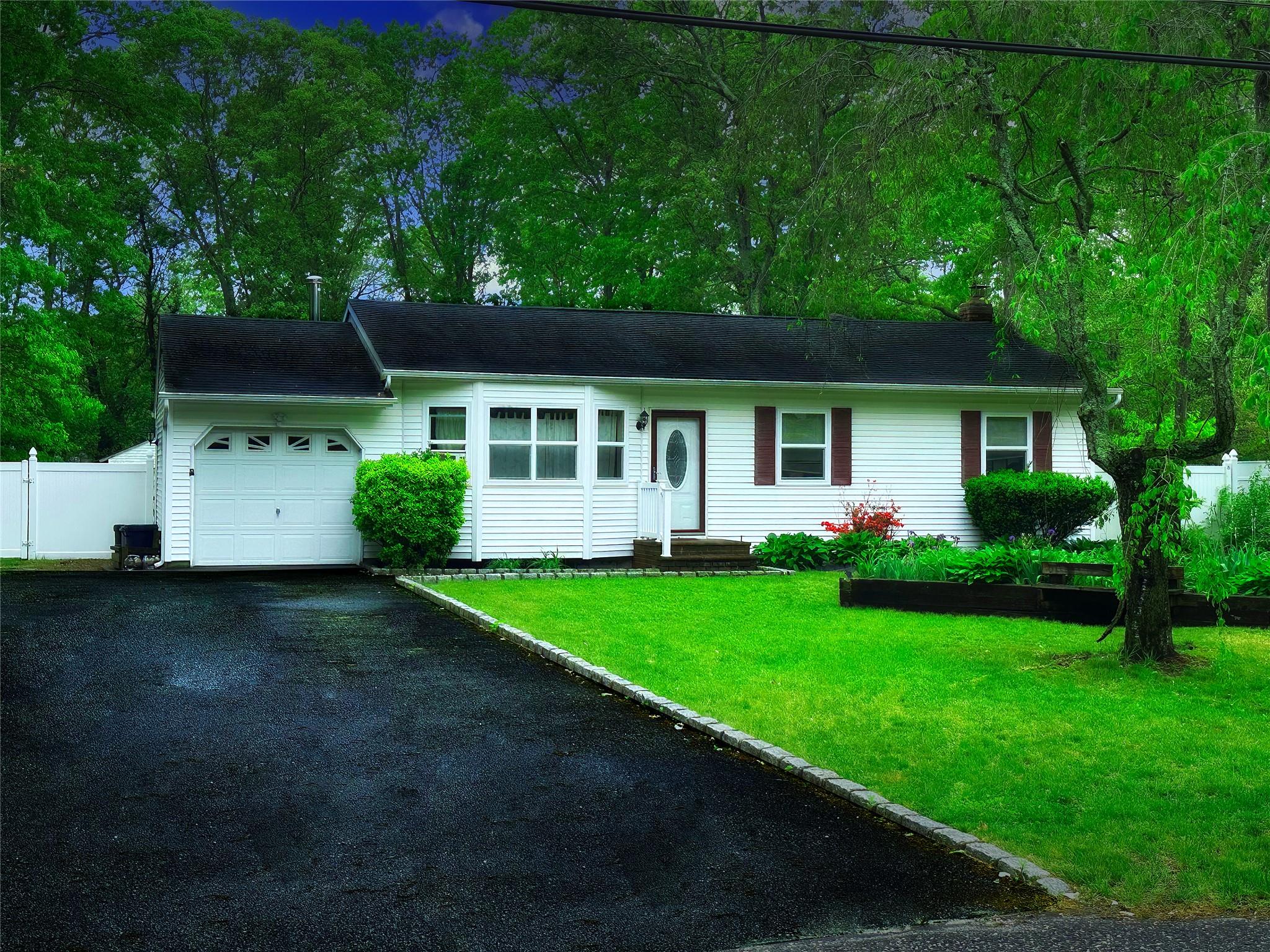 23 Kingsland Avenue, Shirley, New York image 1