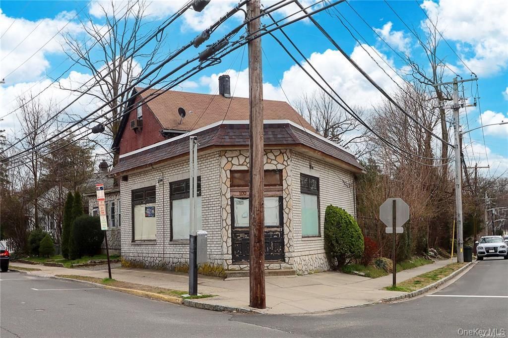 Photo of 100 Steamboat Road, Great Neck, NY 11024 (MLS # 941371)