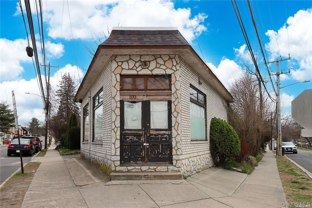 Photo of 100 Steamboat Road, Great Neck, NY 11024 (MLS # 941371)