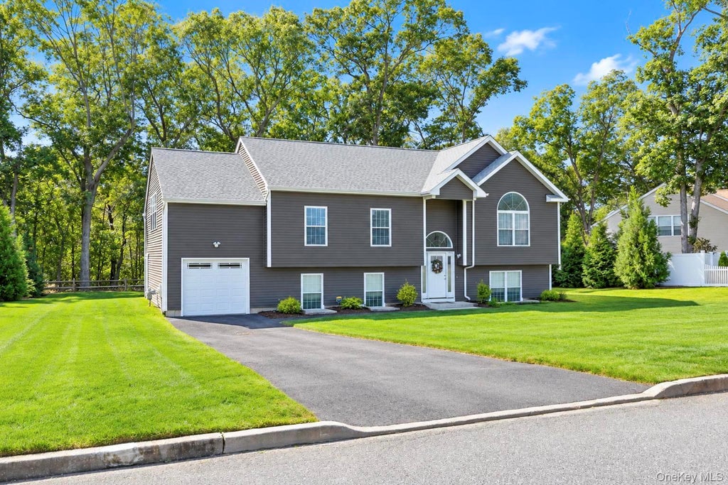 Photo of 77 Maple Wood Lane, Riverhead, NY 11901 (MLS # 1057678)