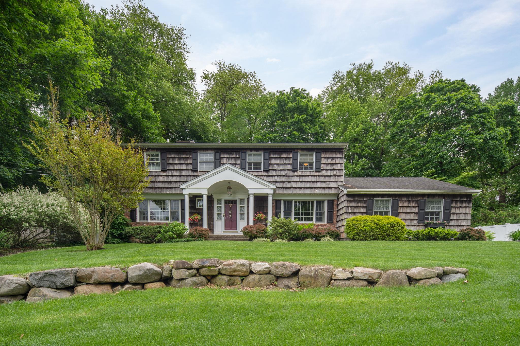 West Hills Road, Huntington, Hamptons, NY - 4 Bedrooms  
3.5 Bathrooms - 
