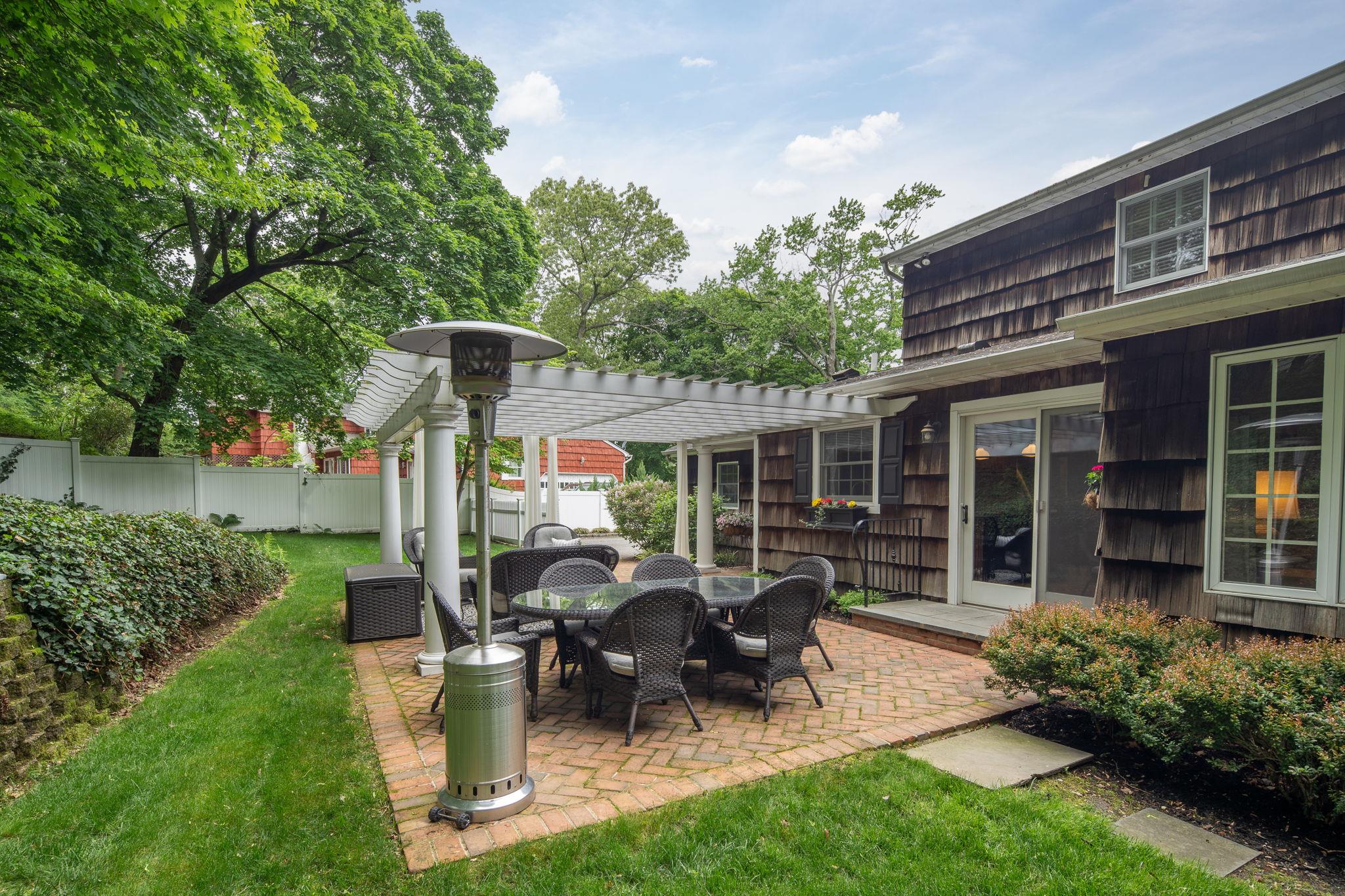 322 West Hills Road, Huntington, New York image 23