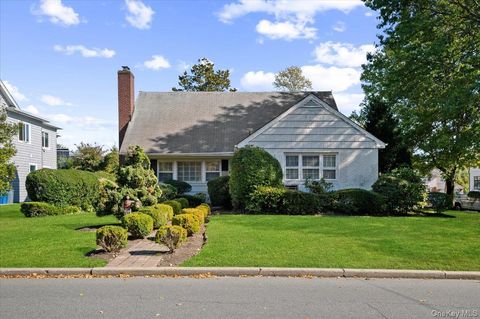 Photo of 66 Auerbach Lane, Lawrence, NY 11559 (MLS # 925840)