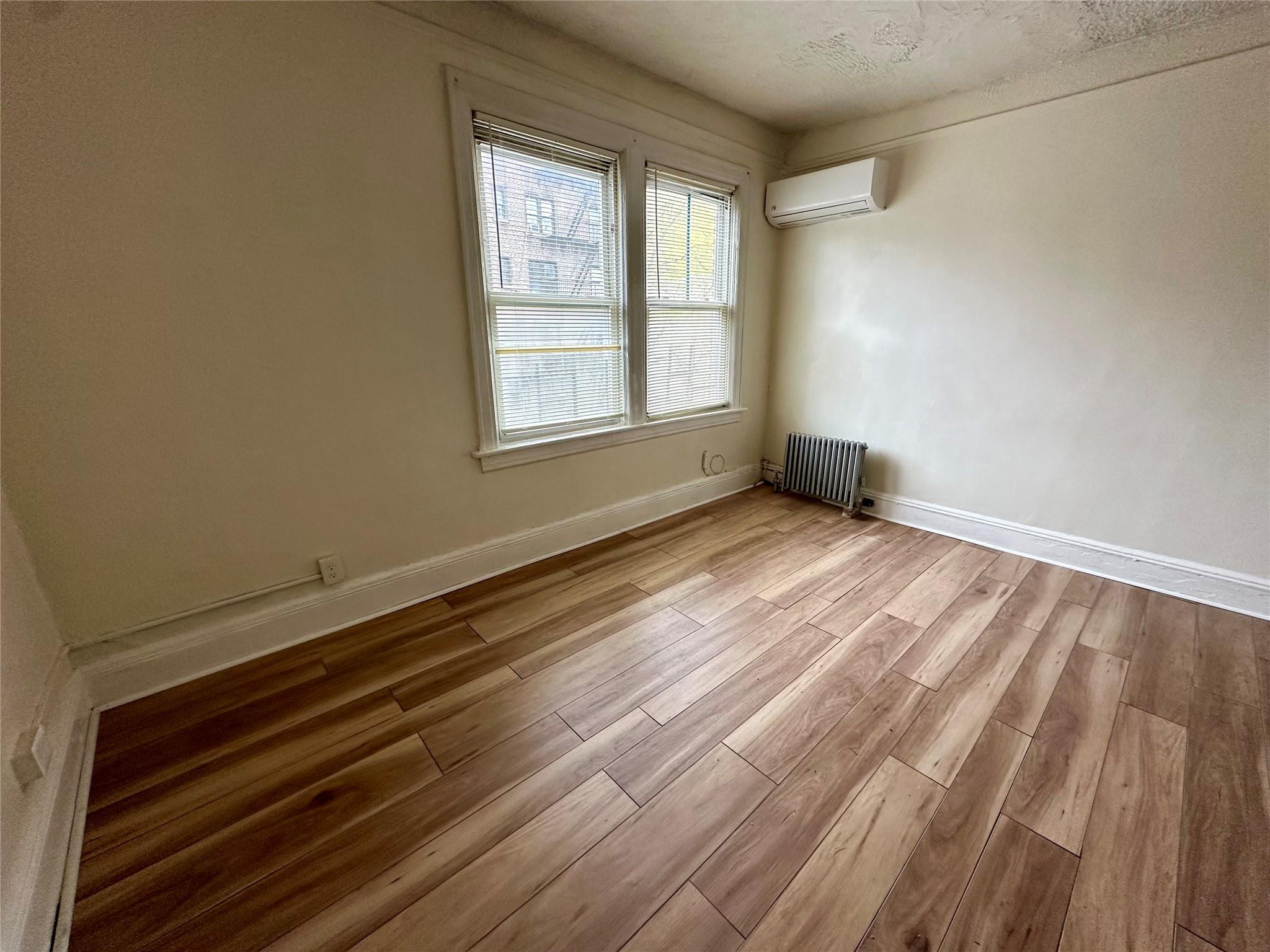 Radford Street 2, Yonkers, New York - 3 Bedrooms  
1 Bathrooms  
5 Rooms - 