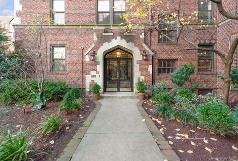 Photo of 68-20 Burns Street #E/1, Forest Hills, NY 11375 (MLS # 923382)
