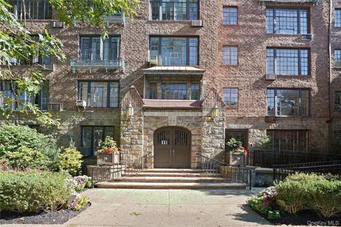 Photo of 20 Continental Avenue #1-G, Forest Hills, NY 11375 (MLS # 922132)