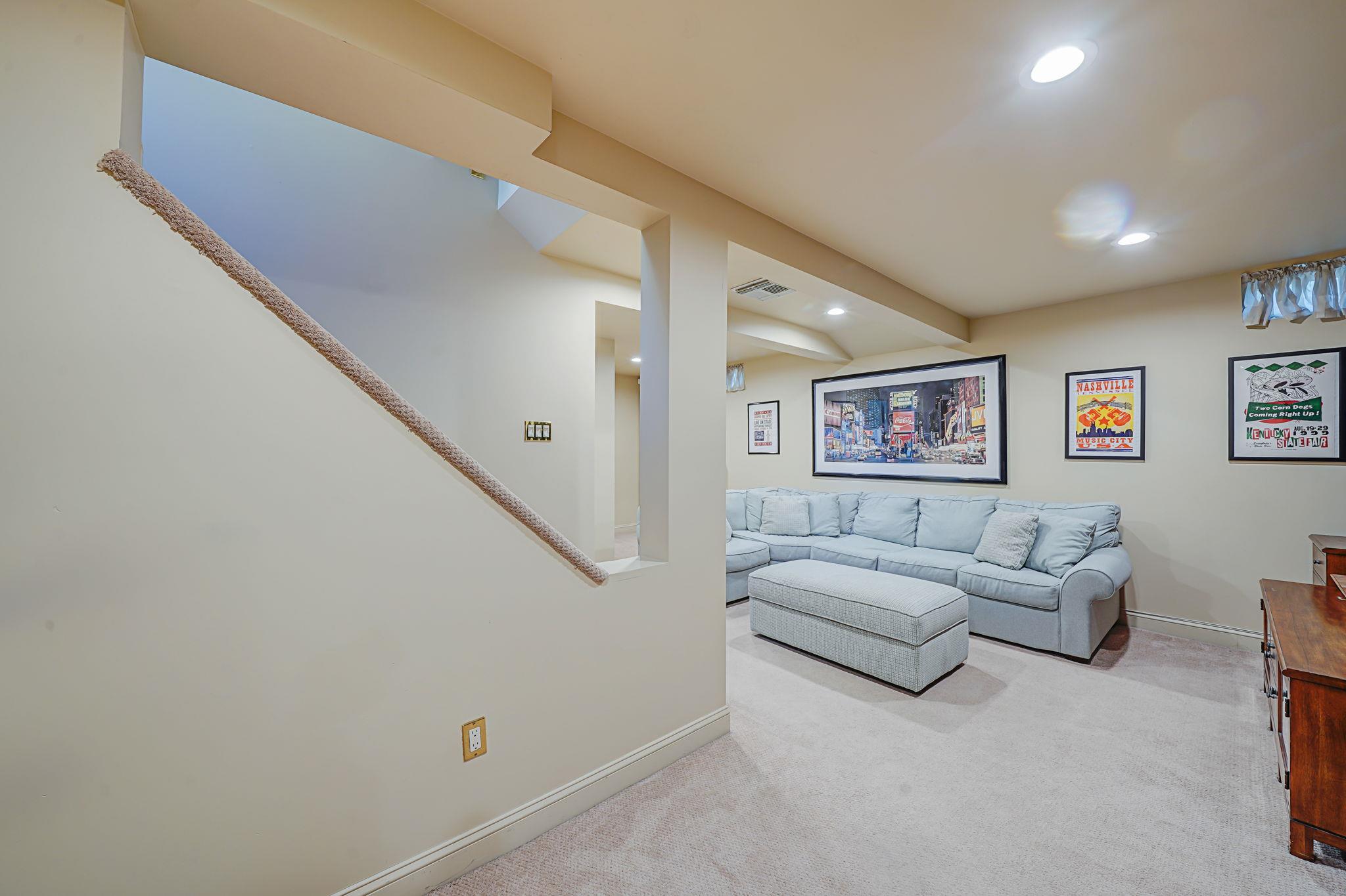 10 Church Street, Syosset, New York image 34