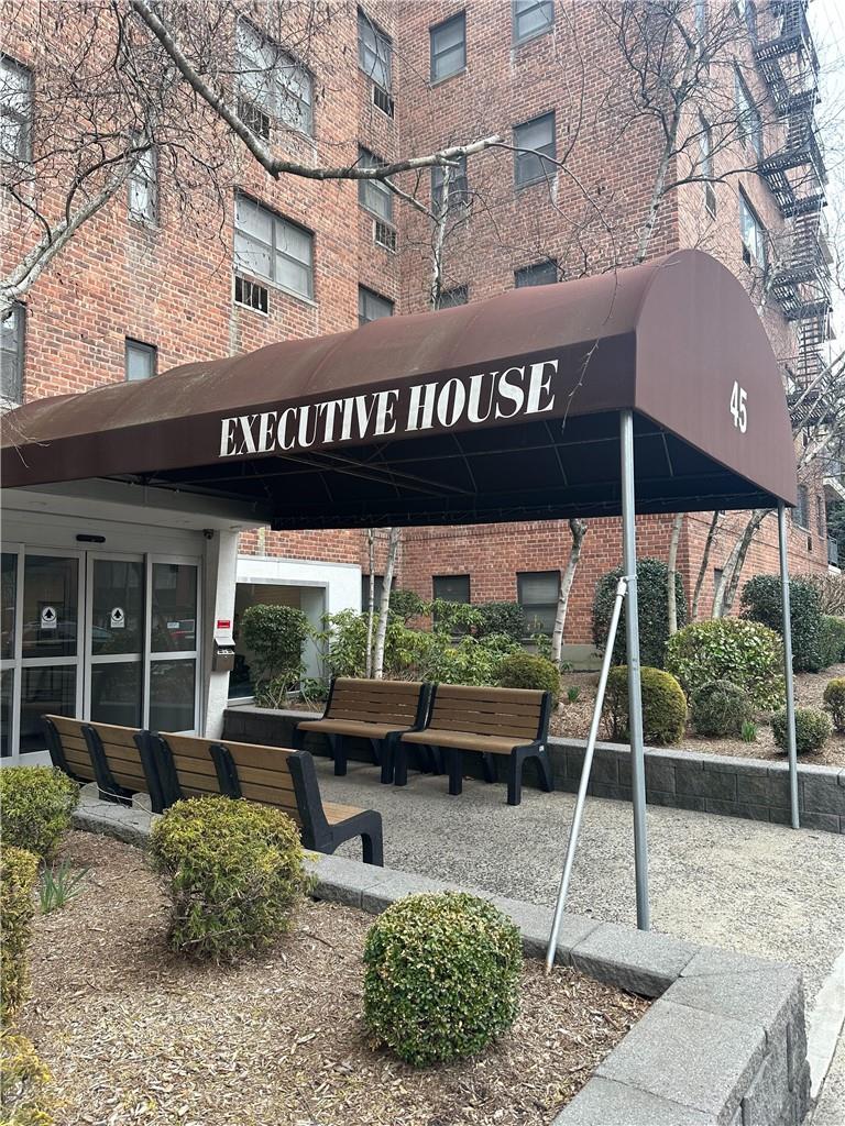 Rental Property at Hartsdale Avenue 2C, Hartsdale, New York - Bedrooms: 1 
Bathrooms: 1 
Rooms: 4  - $2,150 MO.