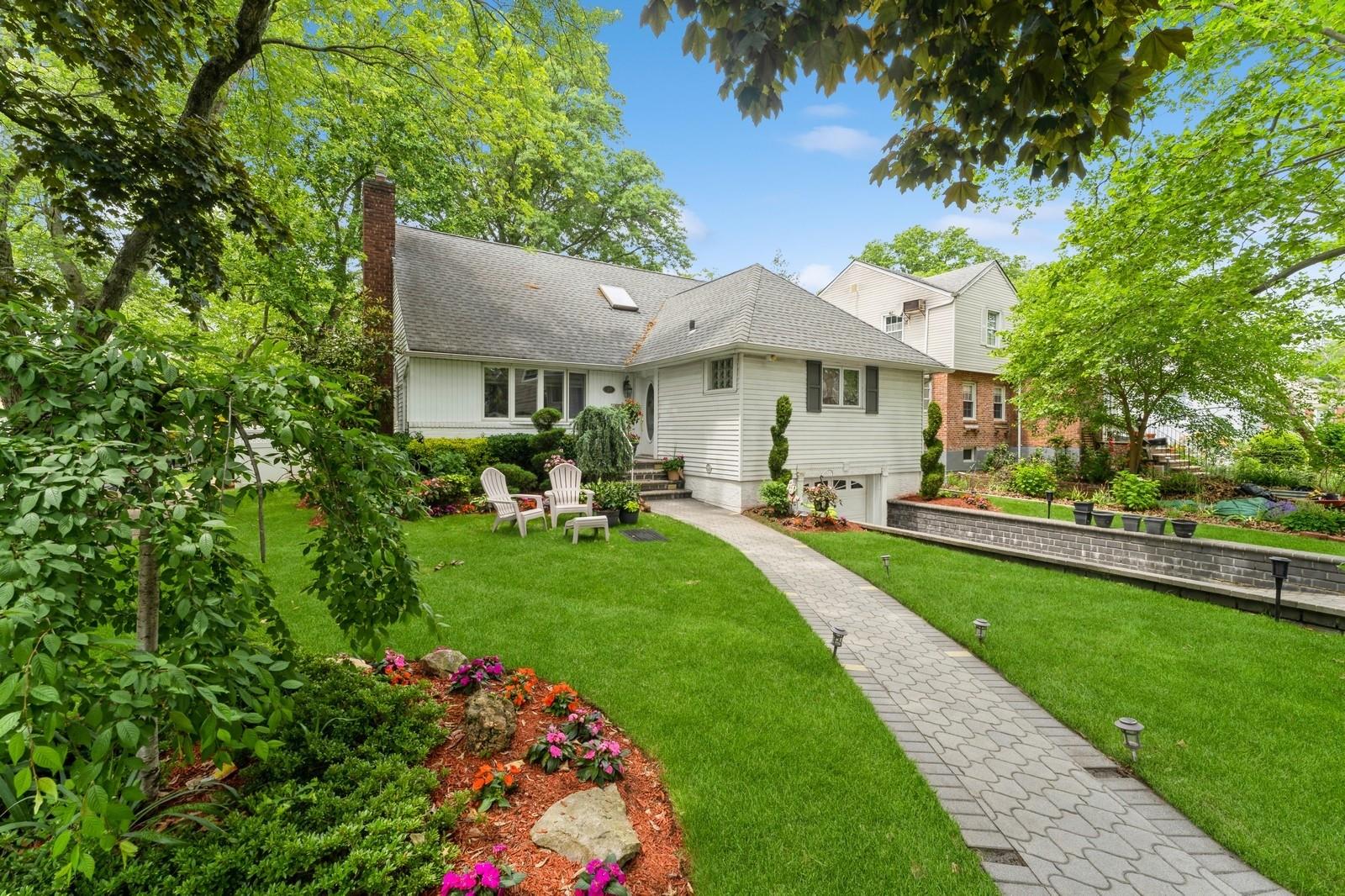 18 Hawthorne Lane, Valley Stream, New York image 4