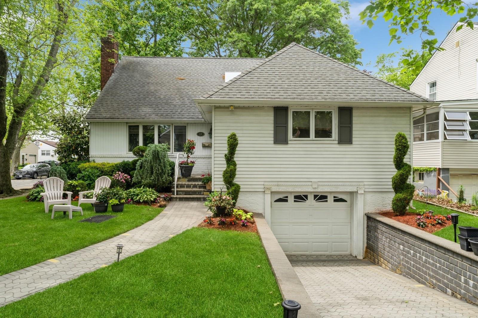 18 Hawthorne Lane, Valley Stream, New York image 2
