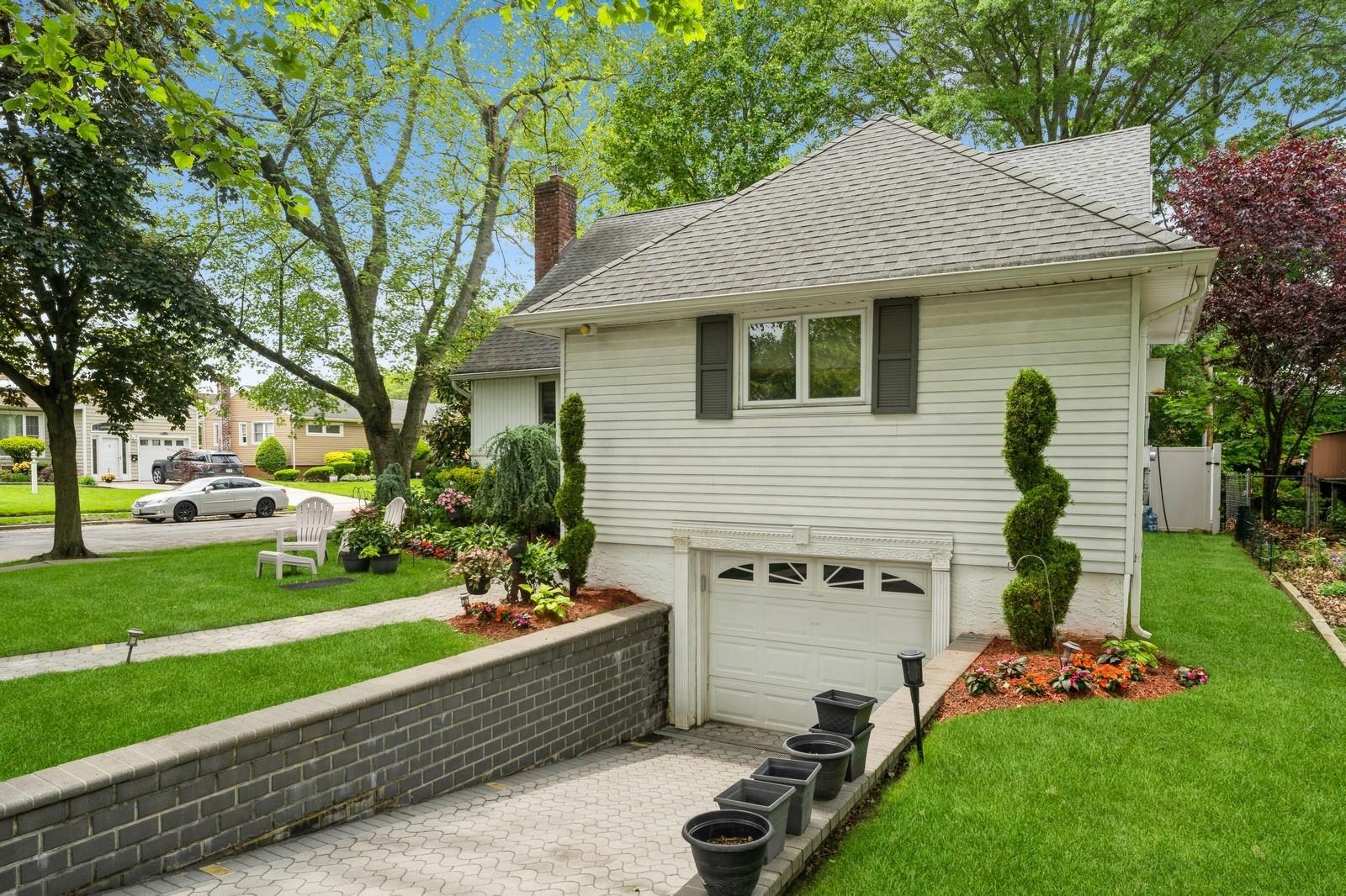 18 Hawthorne Lane, Valley Stream, New York image 3