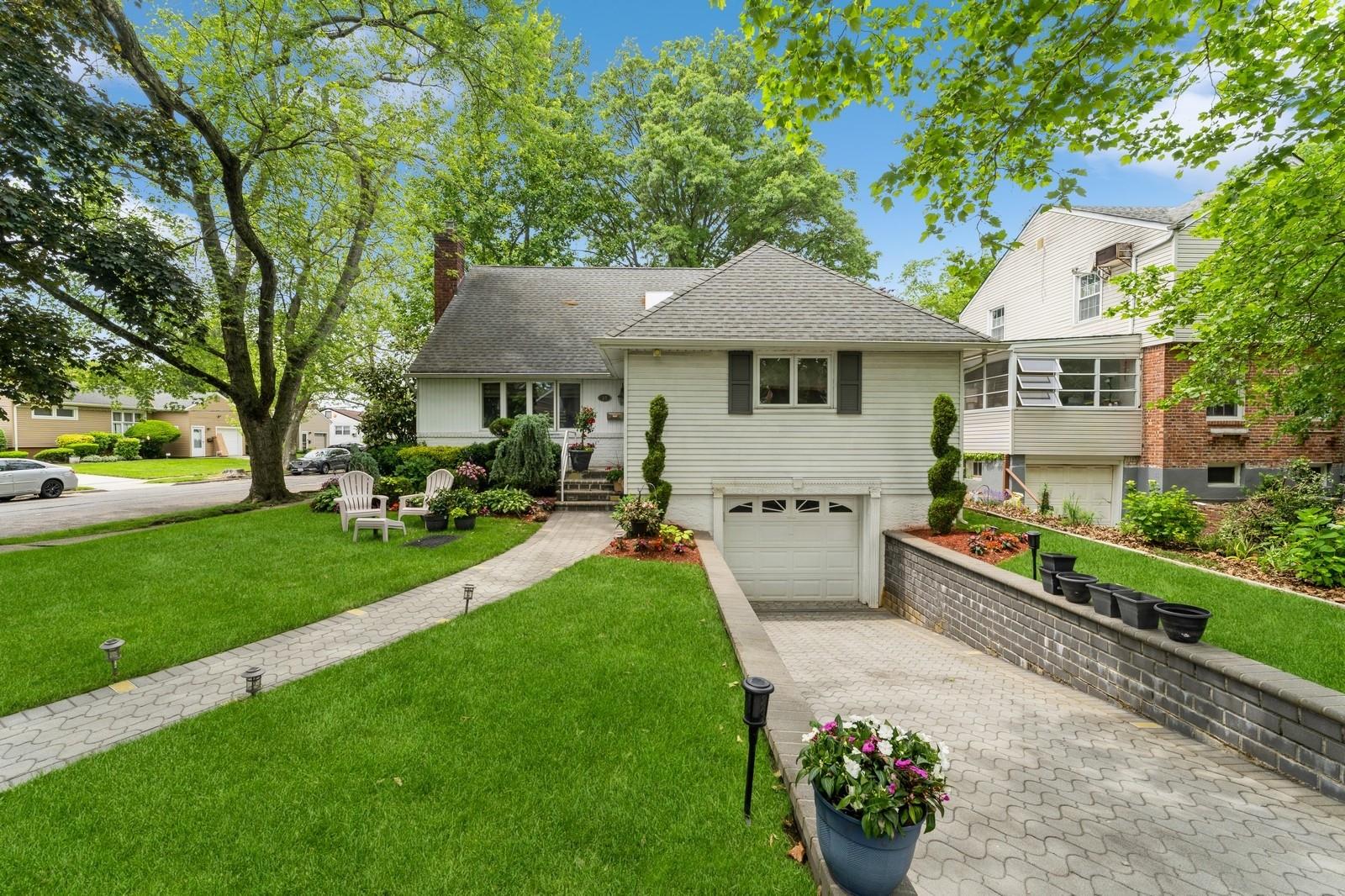 18 Hawthorne Lane, Valley Stream, New York image 1