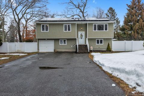 Photo of 11 17th Avenue, Ronkonkoma, NY 11779 (MLS # 952265)