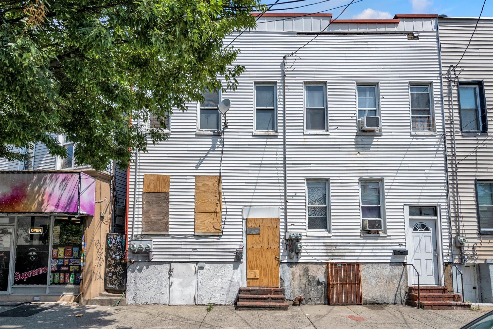 1129 E Tremont Avenue